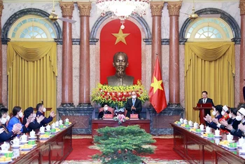Chủ tịch nước Nguyễn Xuân Phúc gặp mặt Đoàn đại biểu người có uy tín, trưởng thôn tiêu biểu tỉnh Bắc Kạn. (Ảnh: TTXVN)