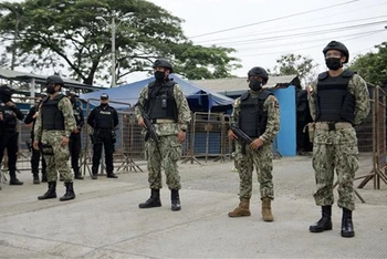 Cảnh sát gác bên ngoài nhà tù Penitenciaria del Litoral tại thành phố Guayaquil, Ecuador sau vụ bạo lực, ngày 13/11. (Ảnh: AFP/TTXVN)