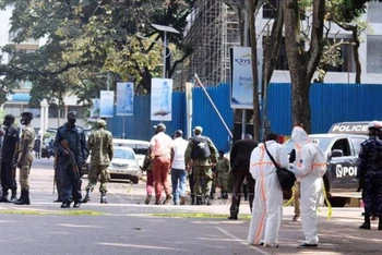 Lực lượng chức năng làm nhiệm vụ tại hiện trường vụ nổ ở trung tâm thủ đô Kampala, Uganda ngày 16/11. (Ảnh: Reuters/TTXVN)