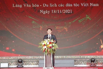 Chủ tịch Quốc hội Vương Đình Huệ phát biểu tại Lễ khai mạc Chương trình nghệ thuật "Bình minh Đất Việt". (Ảnh: KHIẾU MINH)