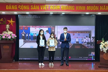 Đồng chí Bùi Quang Huy và đại diện các tỉnh, thành đoàn trao tượng trưng học bổng tặng sinh viên có hoàn cảnh khó khăn trên cả nước. 