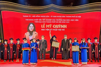 Đại diện lãnh đạo các bộ, ban, ngành trao Kỷ niệm chương tặng các thủ khoa xuất sắc năm 2021 của Thủ đô Hà Nội tại buổi lễ. 