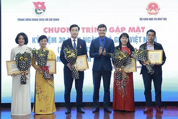 Đồng chí Bùi Quang Huy trao Kỷ niệm chương “Vì thế hệ trẻ” tặng các cán bộ Bộ Giáo dục và Đào tạo.