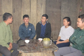 Thầy giáo Đức và cô Bình (thứ 2 và thứ 4 từ trái qua) cùng các thầy giáo cắm bản tại Làng Sáng, xã Háng Đồng.