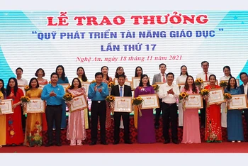 19 gương mặt giáo viên xuất sắc được trao thưởng Quỹ phát triển tài năng lần thứ 17 (Ảnh: Mỹ Hà)