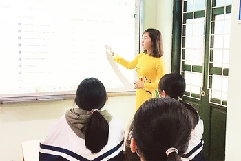 Cô giáo Trần Thu Thủy, Trường THCS Thượng Thanh (quận Long Biên) trong giờ dạy môn Ngữ văn (ảnh chụp trước ngày 27/4/2021).