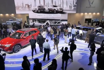 Lễ ra mắt hai mẫu xe điện của Vinfast tại Triển lãm ôtô Los Angeles. Ảnh chụp màn hình.