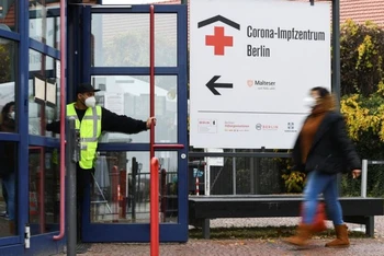 Người dân đi tiêm phòng Covid-19 tại Berlin, Đức, ngày 17/11/2021. (Ảnh: Reutes)