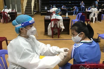 Đà Nẵng tiêm vaccine cho học sinh cấp trung học phổ thông. (Ảnh: ANH ĐÀO)