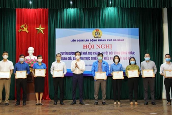 Liên đoàn Lao động TP Đà Nẵng tuyên dương các chủ nhà trọ.