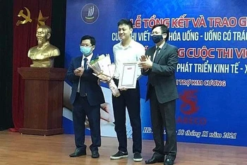 Tác giả Nguyễn Văn Công nhận giải A.