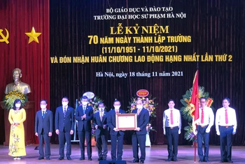 Chủ tịch nước Nguyễn Xuân Phúc trao Huân chương Lao động hạng Nhất lần thứ 2 tặng Trường Đại học Sư phạm Hà Nội.
