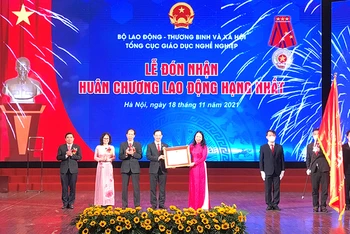 Phó Chủ tịch nước Võ Thị Ánh Xuân trao Huân chương Lao động hạng nhất tặng Tổng cục Giáo dục nghề nghiệp.