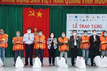 Nguyên Chủ tịch nước Trương Tấn Sang cùng lãnh đạo Hội chữ thập đỏ Việt Nam và lãnh đạo tỉnh Phú Yên trao tặng áo phao cho ngư dân nghèo, khó khăn ở Phú Yên.