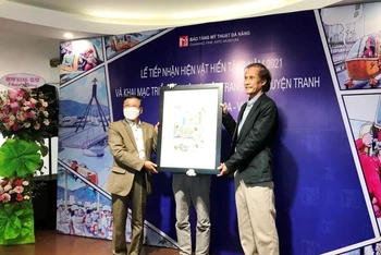 Đại diện gia đình họa sĩ Vĩnh Khoa - Vink trao tặng bộ sưu tập cho Bảo tàng Mỹ thuật Đà Nẵng.