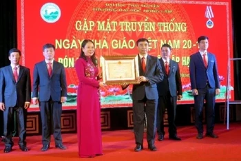 Phó Chủ tịch nước Võ Thị Ánh Xuân trao Huân chương Độc lập hạng Nhì cho Trường Đại học Nông lâm Thái Nguyên. (Ảnh: THẾ BÌNH)