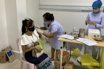 Lào đã cho phép tiêm vaccine Sinopharm cho trẻ em từ 12 đến 17 tuổi và bắt đầu cho tiêm trộn vaccine đối với người lớn. (Ảnh: Xuân Sơn)