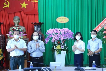 Lãnh đạo Tỉnh ủy Đồng Nai chúc mừng Sở Giáo dục và Đào tạo nhân kỷ niệm 39 năm Ngày Nhà giáo Việt Nam.