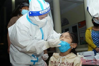Lực lượng y tế tỉnh Hà Giang xét nghiệm nhanh cho người dân thành phố Hà Giang.