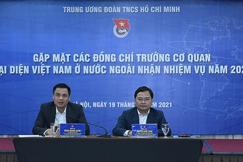 Từ phải qua trong ảnh: các đồng chí Nguyễn Anh Tuấn, Đặng Hoàng Giang điều hành chương trình.