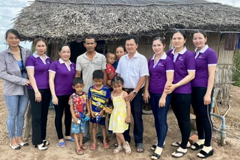 Nhóm “Thiện nguyện miệt Cồn” khảo sát để vận động xây dựng nhà tình thương cho hộ nghèo tại xã Thạnh Phong, huyện Thạnh Phú, tỉnh Bến Tre.