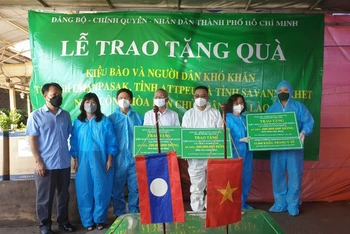 Đại diện Ủy ban về Người Việt Nam ở nước ngoài TP Hồ Chí Minh trao qua cho các đơn vị.
