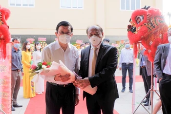 Nguyên Chủ tịch nước Trương Tấn Sang chia vui cùng bác sĩ Nguyễn Văn Châu.