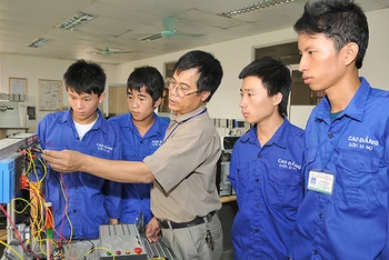 Đào tạo nghề điện công nghiệp tại Trường cao đẳng Kỹ thuật công nghiệp Việt Nam - Hàn Quốc (Ảnh minh họa: Anh Sơn).