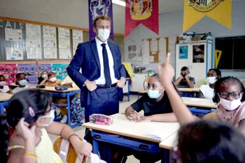 Tổng thống Pháp Emmanuel Macron đến thăm một trường tiểu học ở thành phố Marseille hồi tháng 9/2021.