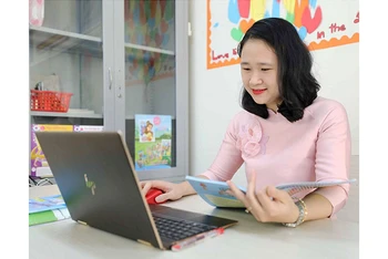 Giờ dạy học trực tuyến của giáo viên Trường tiểu học Thăng Long (quận Hoàn Kiếm, Hà Nội). Ảnh: THANH TÙNG