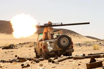 Giao tranh giữa lực lượng chính phủ và quân nổi dậy Houthi ở Yemen. (Ảnh Reuters)