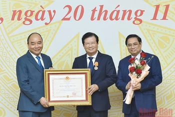 Chủ tịch nước Nguyễn Xuân Phúc và Thủ tướng Phạm Minh Chính đã trao Huân chương Độc lập hạng Nhất tặng nguyên Phó Thủ tướng Trịnh Đình Dũng.