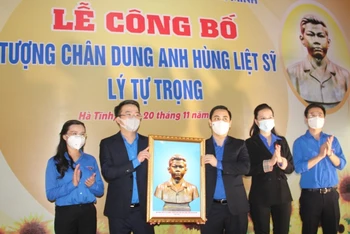 Lễ công bố mẫu tượng chân dung Anh hùng liệt sĩ Lý Tự Trọng.