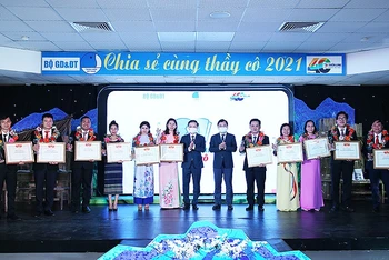 Các thầy, cô giáo tiêu biểu nhận kỷ niệm chương của chương trình và Bằng khen của Trung ương Hội Liên hiệp Thanh niên Việt Nam.