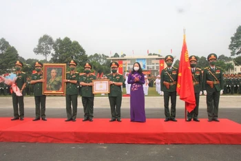 Phó Chủ tịch nước Võ Thị Ánh Xuân trao Huân chương Quân công hạng Nhì cho Ban Giám hiệu Trường Sĩ quan Lục quân 2.