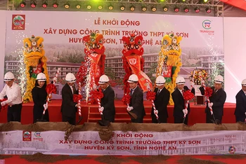 Tổ chức khởi động xây dựng công trình Trường Trung học phổ thông Kỳ Sơn. 
