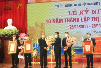 Lãnh đạo tỉnh Quảng Ninh trao quyết định xếp hạng quốc gia đối với 2 di tích lịch sử và 1 di sản văn hóa phi vật thể cho thị xã Quảng Yên (Quảng Ninh).