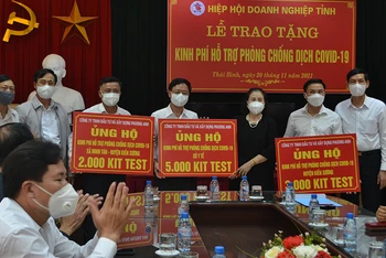 Các doanh nghiệp trao tặng gói hỗ trợ cho các địa phương ở Thái Bình chống dịch.