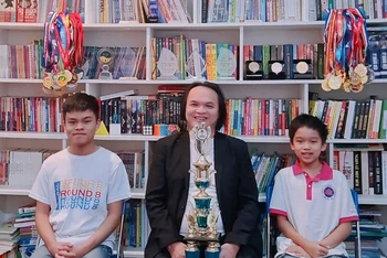 Thầy Trần Phương và các học trò đoạt Huy chương vàng toán học trẻ quốc tế.