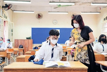 Học sinh Trường THPT Trần Phú-Hà Nội bảo đảm giãn cách trong giờ học, tháng 11/2020. (Ảnh: LƯU LY)