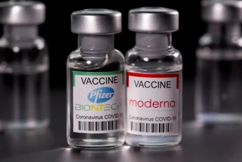 Vaccine ngừa Covid-19 của Pfizer và Moderna. (Ảnh: Reuters)
