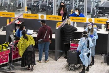Hành khách đeo khẩu trang phòng dịch tại sân bay quốc tế Toronto ở Mississauga, Ontario (Canada), hồi đầu năm 2021. (Ảnh: THX/TTXVN)