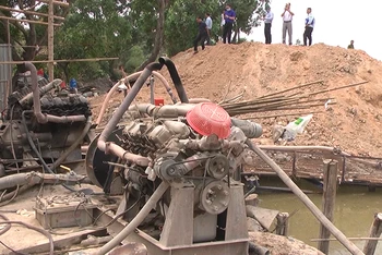 Lực lượng chức năng thành phố Biên Hòa bắt quả tang một doanh nghiệp rửa cát, xả nước trực tiếp xuống sông Buông không bảo đảm môi trường.