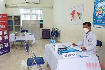 Trạm y tế lưu động tại quận Thanh Xuân (Hà Nội).