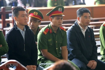 Bị cáo Phan Sào Nam (trái) và Nguyễn Văn Dương (phải) tại phiên xét xử chiều 21/11/2018. (Ảnh: TTXVN)