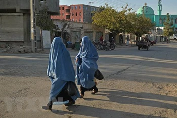 Phụ nữ Afghanistan di chuyển trên đường phố tại Qala-e-Naw, tỉnh Badghis, ngày 16/10. (Ảnh: TTXVN)