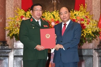 Chủ tịch nước Nguyễn Xuân Phúc trao Quyết định thăng quân hàm Thượng tướng cho Thứ trưởng Quốc phòng Phạm Hoài Nam. (Ảnh: QĐND)