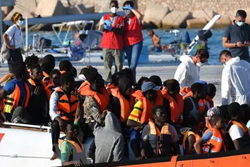 Người di cư từng được lực lượng bảo vệ bờ biển Italia cứu tại khu vực ngoài khơi đảo Lampedusa, Italia. (Ảnh: TTXVN)