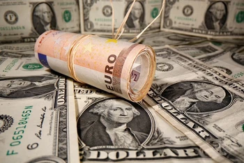 Đồng euro giảm giá so với USD do tình hình dịch Covid-19 căng thẳng tại châu Âu. (Ảnh: Reuters)