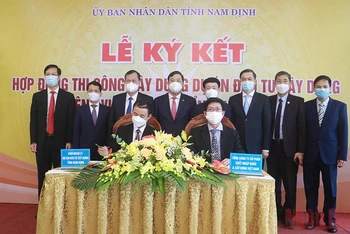 Lễ ký kết hợp đồng thi công gói thầu xây dựng, lắp đặt thiết bị công trình giữa UBND tỉnh Nam Định và đại diện Vinaconex.